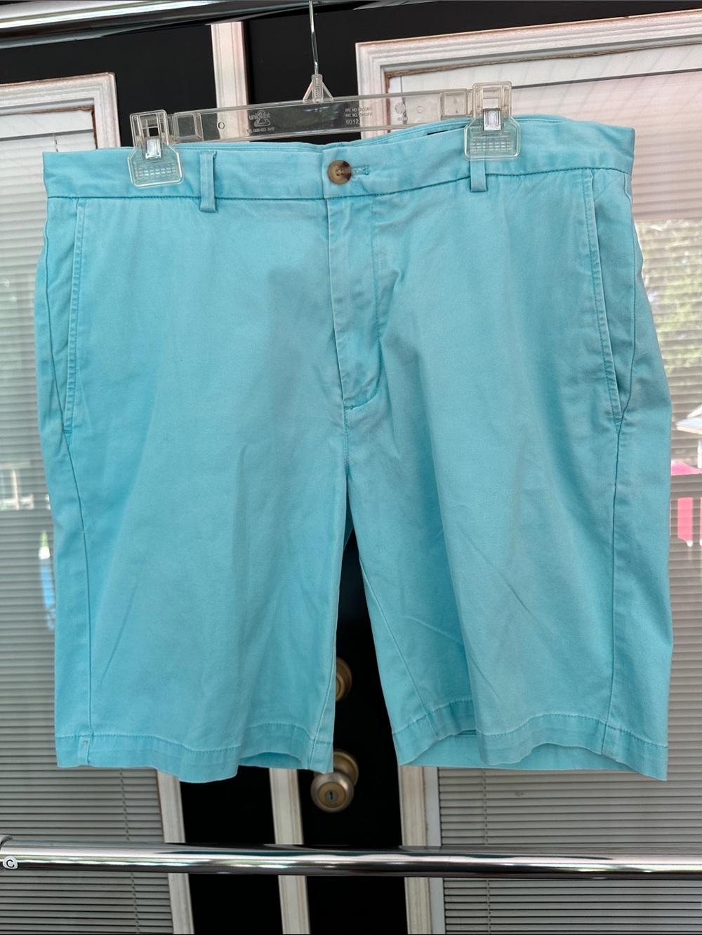 Size 35 Vineyard Vines Men’s aqua colored shorts. Side and back pockets.
